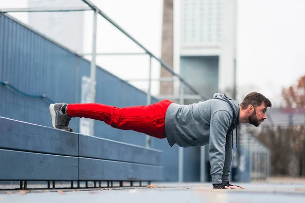 Jeune Homme Faisant Exercice Milieu Urbain — Photo