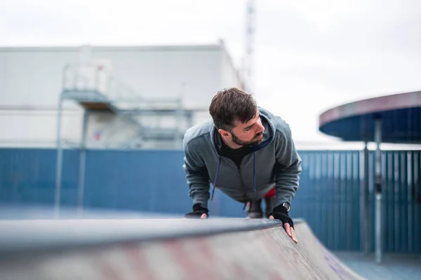 Jeune Homme Faisant Exercice Milieu Urbain — Photo