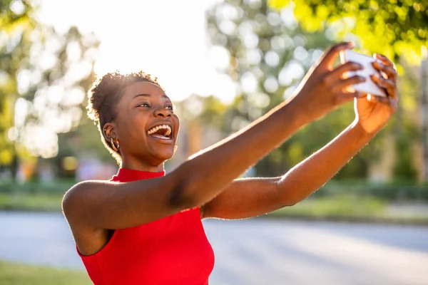 Ung Kvinna Som Använder Mobiltelefon Utomhus — Stockfoto