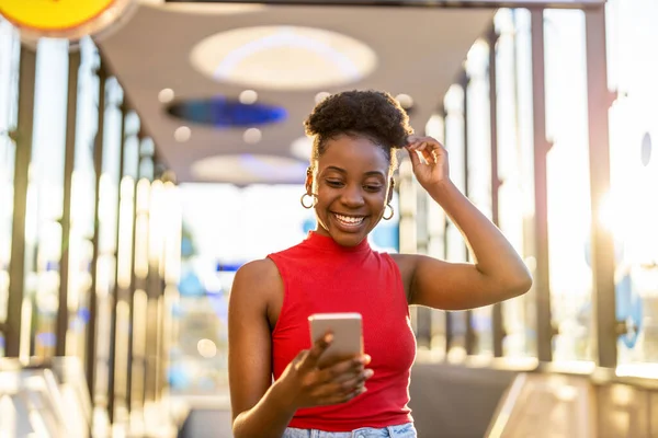 Mujer Joven Utilizando Teléfono Móvil Aire Libre — Foto de Stock