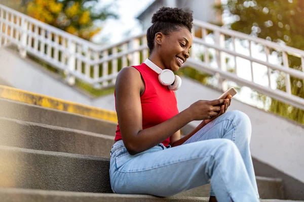 Mujer Joven Utilizando Teléfono Móvil Aire Libre — Foto de Stock