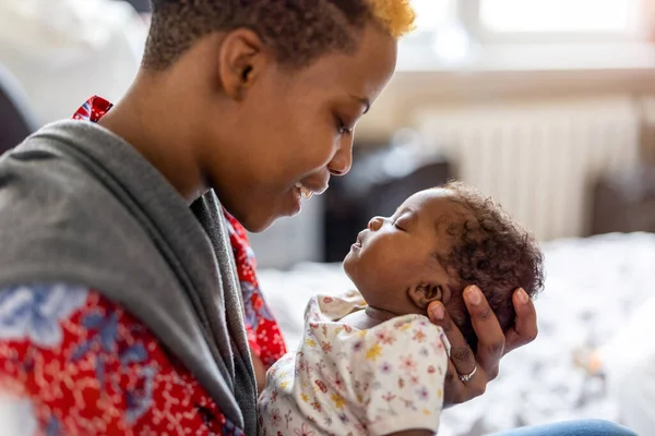 Madre Con Bebé Recién Nacido Casa — Foto de Stock