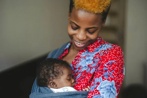 Mãe Com Recém Nascido Portador Funda Bebê Casa — Fotografia de Stock
