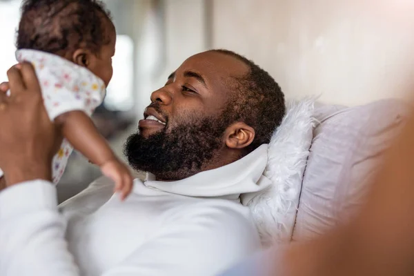 Padre Jugando Con Pequeña Niña Casa — Foto de Stock