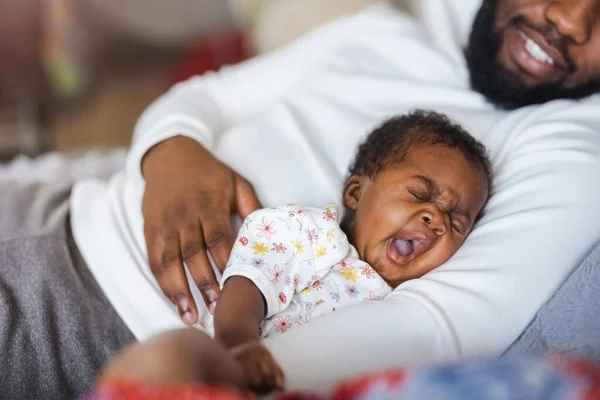 Far Håller Sitt Barn Famnen Hemma — Stockfoto