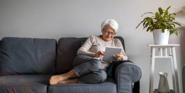 Üst düzey kadın evde dijital tablet kullanma