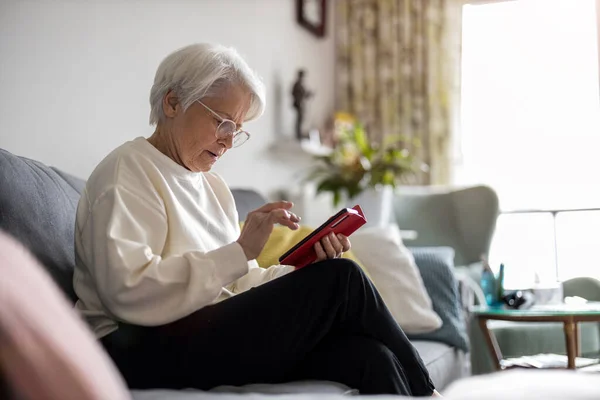 Πορτρέτο Της Ηλικιωμένης Γυναίκας Που Χρησιμοποιεί Smartphone Στο Σπίτι — Φωτογραφία Αρχείου