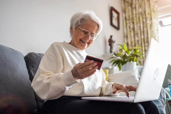 Старшая Женщина Делает Онлайн Покупки Ноутбуке Дома — стоковое фото