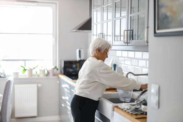 Tiro Uma Mulher Idosa Sua Cozinha — Fotografia de Stock