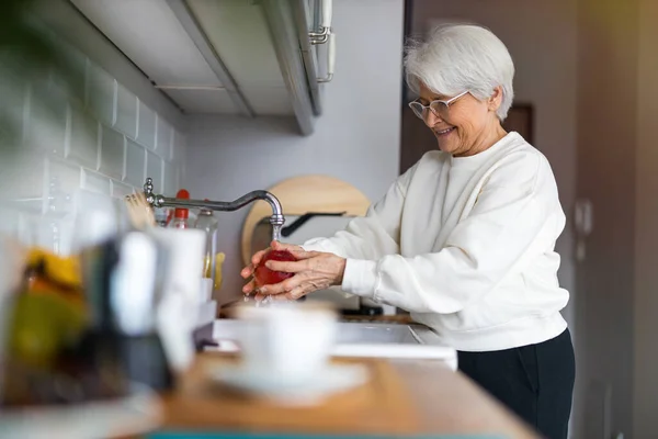 Schuss Auf Seniorin Ihrer Küche — Stockfoto