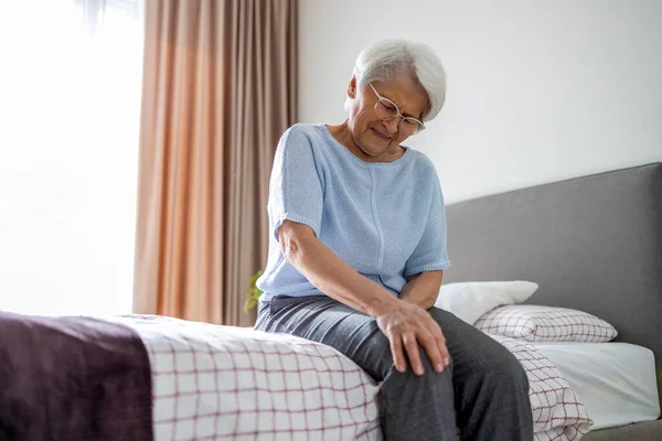 Mujer Mayor Con Dolor Rodilla —  Fotos de Stock