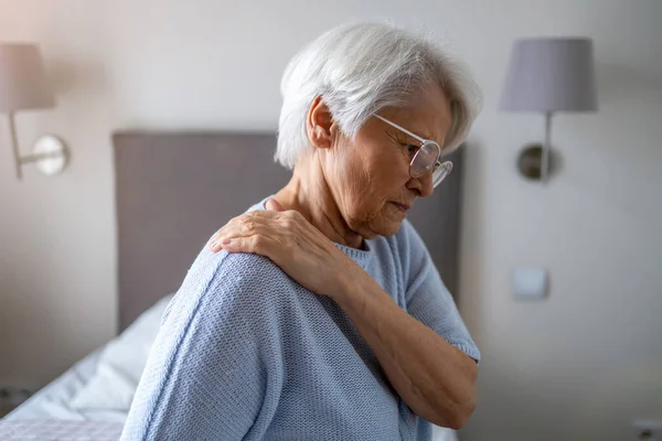 背中の痛みから苦しんでいる年配の女性 — ストック写真