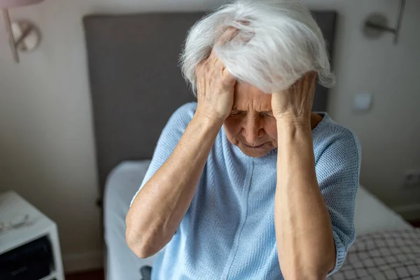 Senior Mulher Cobrindo Rosto Com Mãos — Fotografia de Stock