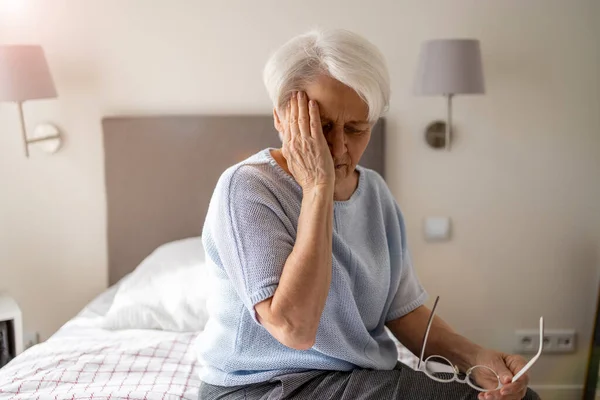 Старшая Женщина Страдает Головной Боли — стоковое фото
