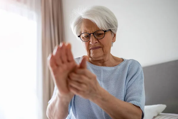 Mujer Mayor Con Artritis Frotándose Las Manos —  Fotos de Stock