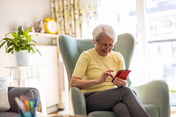 Ritratto Donna Anziana Che Usa Smartphone Casa — Foto Stock