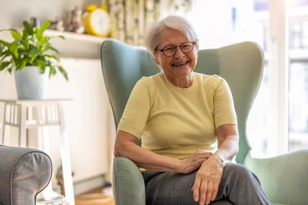 Portrett Smilende Eldre Kvinne Hjemme – stockfoto