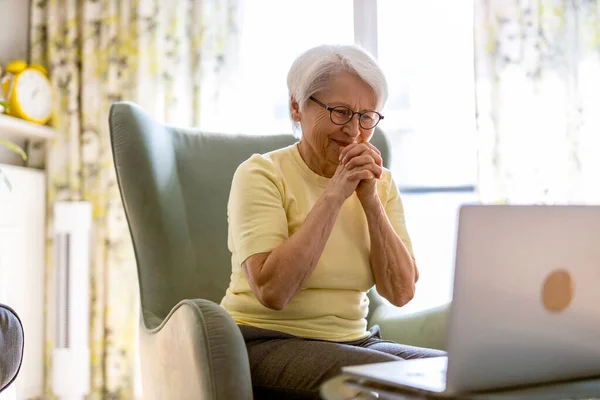 Ηλικιωμένη Γυναίκα Που Χρησιμοποιεί Φορητό Υπολογιστή Στο Σπίτι — Φωτογραφία Αρχείου