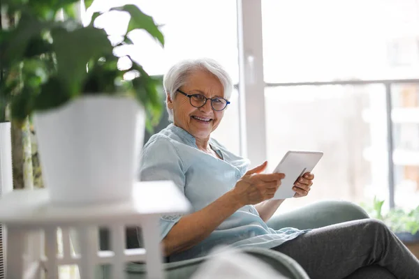 Senior Kobieta Domu Przy Użyciu Cyfrowego Tabletu — Zdjęcie stockowe