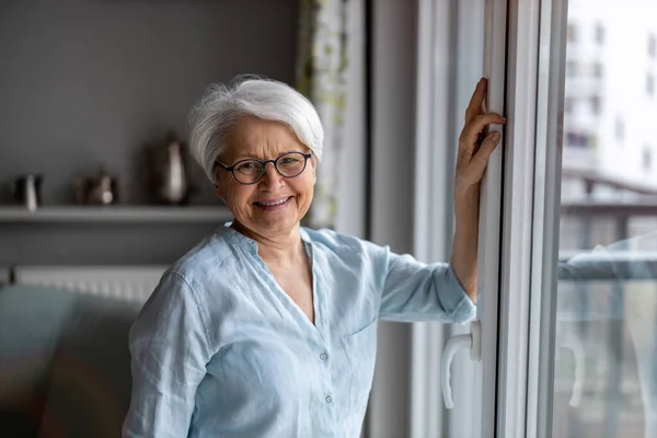 Portret Van Lachende Senior Vrouw Thuis — Stockfoto