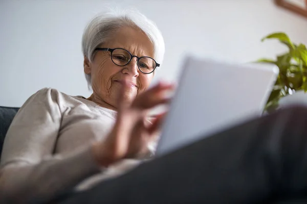 Старшая Женщина Использующая Цифровой Планшет Дома — стоковое фото
