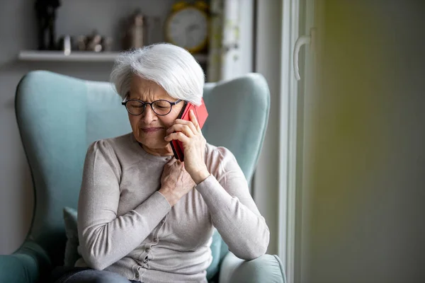 Senior Mulher Sentindo Dor Consultar Médico Seu Telefone Inteligente — Fotografia de Stock