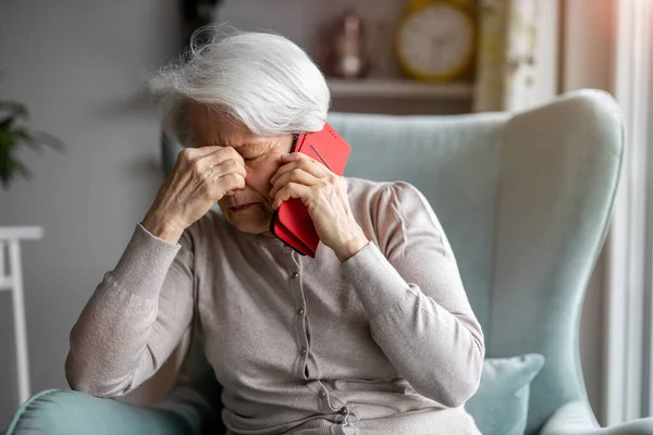 Mujer Mayor Sintiendo Dolor Mientras Consulta Médico Teléfono Inteligente — Foto de Stock