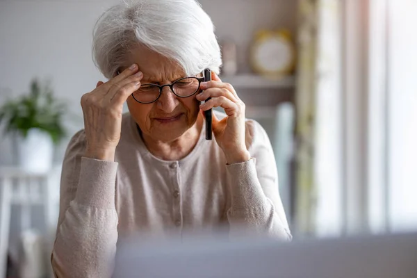 Senior Kvinna Känner Smärta När Konsulterar Läkare Sin Smarttelefon — Stockfoto