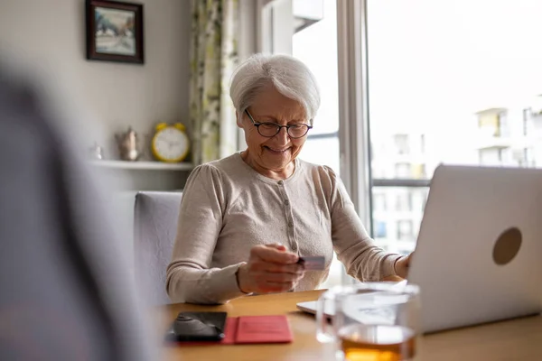 Старшая Женщина Делает Онлайн Покупки Ноутбуке Дома — стоковое фото