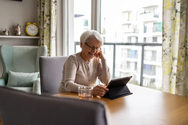 Mujer Mayor Usando Una Tableta Digital Casa — Foto de Stock
