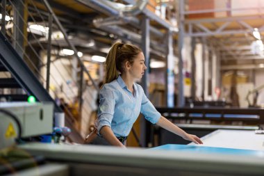 Yazdırma fabrikasında çalışan kadın