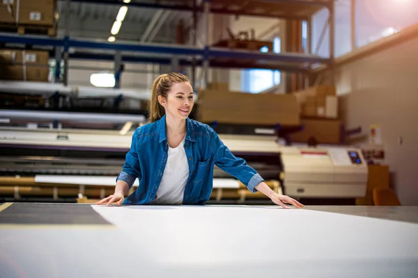 Mujer Trabajando Fábrica Impresión — Foto de Stock