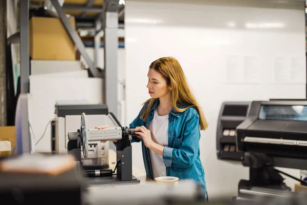 Mujer Joven Que Trabaja Lugar Trabajo Industrial —  Fotos de Stock