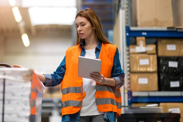 Mujer Con Tableta Fábrica Almacén Verificación Ubicación Las Mercancías — Foto de Stock