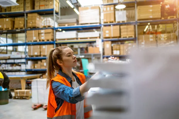 Mujer Joven Que Trabaja Lugar Trabajo Industrial — Foto de Stock