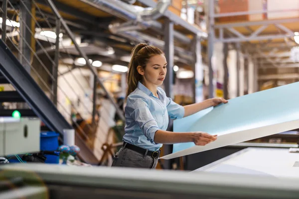 Mujer Trabajando Fábrica Impresión — Foto de Stock