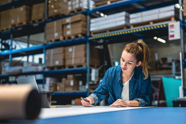 Giovane Donna Che Lavora Luogo Lavoro Industriale — Foto Stock