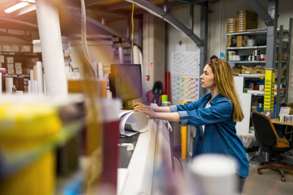 Mujer Trabajando Fábrica Impresión — Foto de Stock