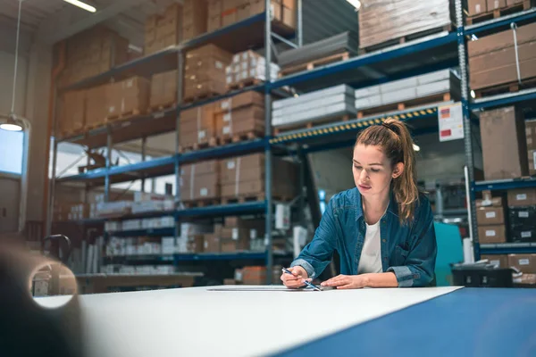 Mujer Joven Que Trabaja Lugar Trabajo Industrial Fotos de stock libres de derechos