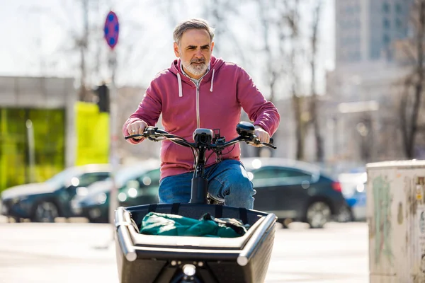 Şehirde Kargo Bisikleti Süren Olgun Bir Adam — Stok fotoğraf