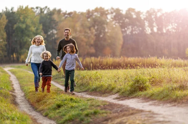 Giovane Famiglia Divertirsi All Aperto — Foto Stock