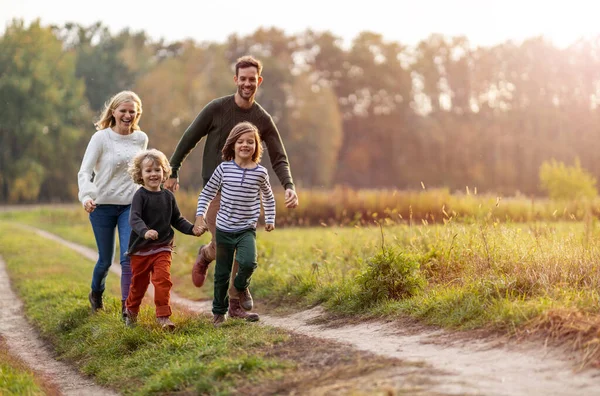 Giovane Famiglia Divertirsi All Aperto — Foto Stock