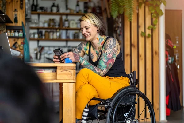 Młoda Kobieta Wózku Inwalidzkim Pomocą Smartfona Domu — Zdjęcie stockowe