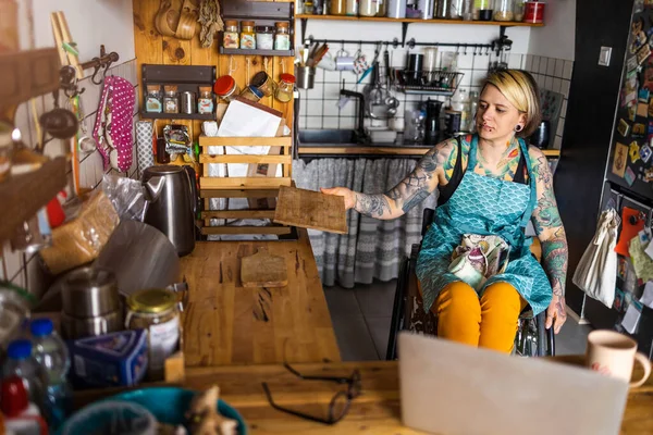Tekerlekli Sandalyedeki Kadın Mutfakta Yemek Hazırlıyor — Stok fotoğraf