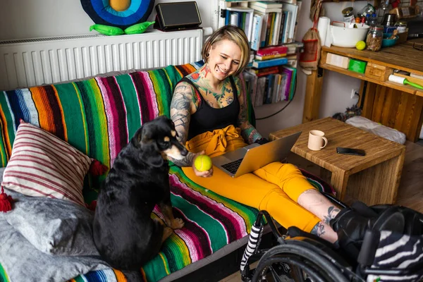 Evde Köpeği Olan Engelli Genç Bir Kadın — Stok fotoğraf