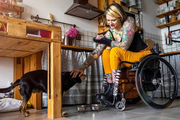 Jeune Femme Handicapée Avec Son Chien Maison — Photo