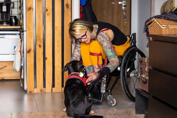 Mujer Joven Con Discapacidad Con Perro Casa —  Fotos de Stock