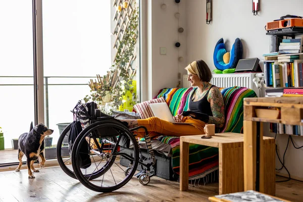 Femme Tatouée Fauteuil Roulant Travaillant Sur Ordinateur Portable Maison — Photo