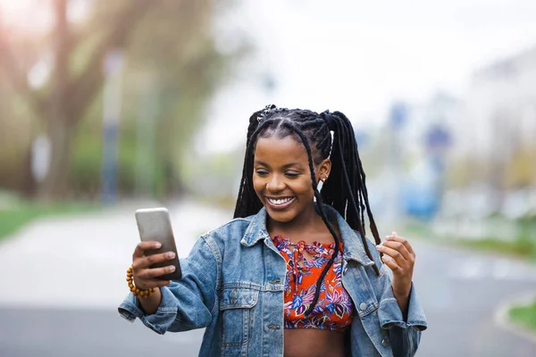 Mujer Joven Usando Teléfono Inteligente Ciudad — Foto de Stock