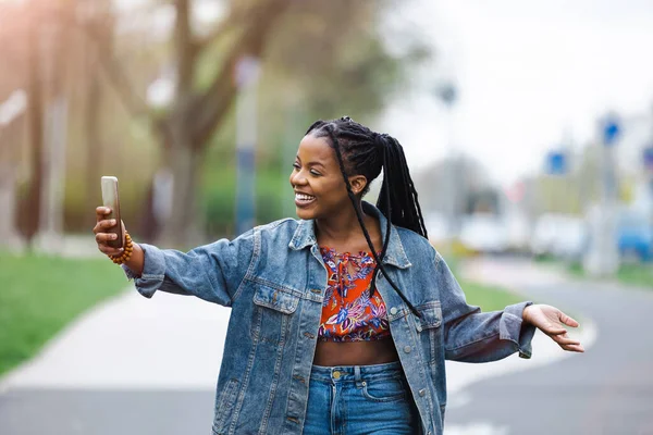 Mujer Joven Usando Teléfono Inteligente Ciudad — Foto de Stock